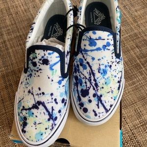 Unisex Kids Slip-on Sneaker. NWT Sz 2. Blue/green/white. Never worn! Memory foam